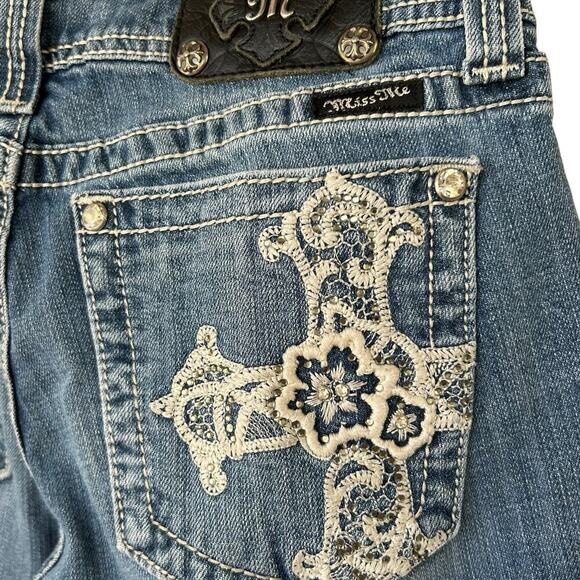 Miss Me Jeans Women's Capri Cross Lace Embroidered Medium Wash Size 29" - Picture 5 of 6